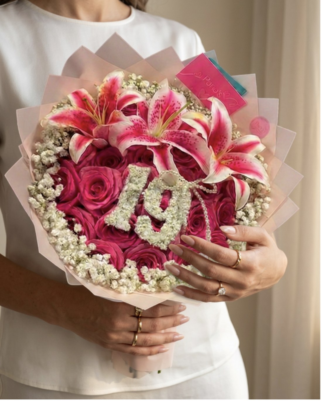 Bouquet signature personnalisé avec chiffre en gypsophile et perles